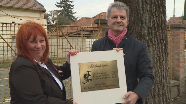 Az évfordulóhoz és a nemzeti ünnephez kapcsolódóan a Jankay Tibor Két Tanítási Nyelvű Általános Iskola tantestülete és diákjai egy időkapszulát töltöttek meg emlékekkel. Fotó: Kugyelka Attila