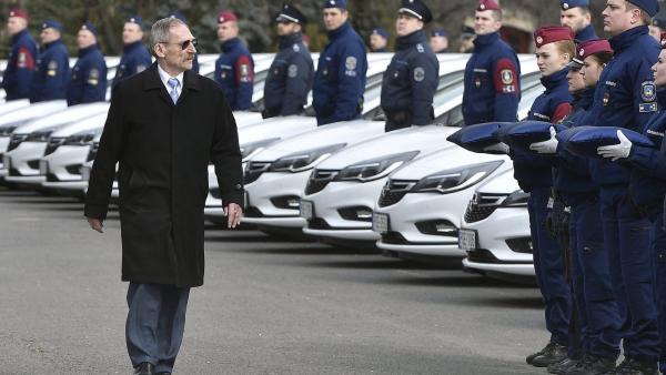 Pintér Sándor belügyminiszter a rendőrség új szolgálati autóinak átadásán a Készenléti Rendőrség központi objektumában
(MTI-fotó: Máthé Zoltán)