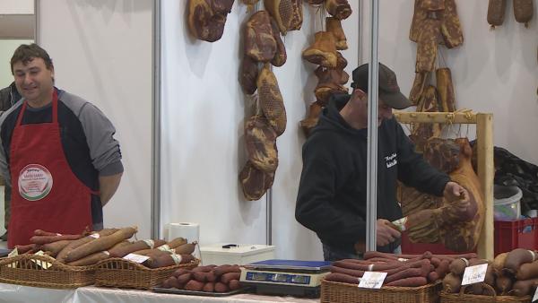 A nap végén a gyerekek saját készítésű ünnepi kalácsokkal és csokoládékkal, a felnőttek a húsvéti lakoma alapanyagaival térhettek haza a rendezvényről. Fotó: Kugyelka Attila