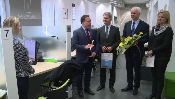 A 400 ezredik ügyfelét köszöntötték a Békéscsabai Kormányablaknak. Fotó: Ujházi György