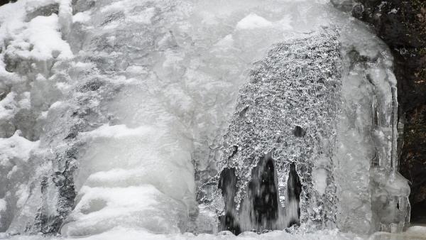 Jégalakzatok a Tarjánka-szurdokban Domoszló közelében - ilyen csodákat is produkált az idei tél (MTI fotó: Komka Péter)
