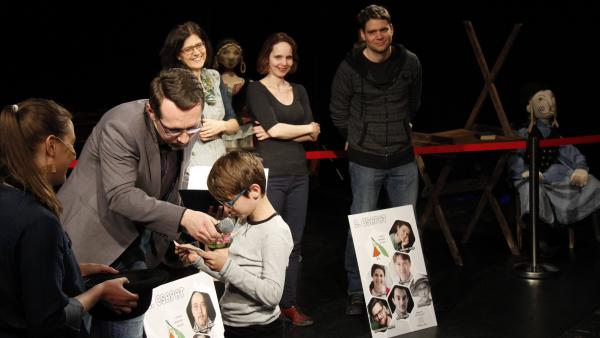 Az 1958 évi Békés Megyei Népújságból  a Divat Sári tanácsadója című cikk lett a verseny témaadója. Fotó: Békéscsabai Napsugár Bábszínház