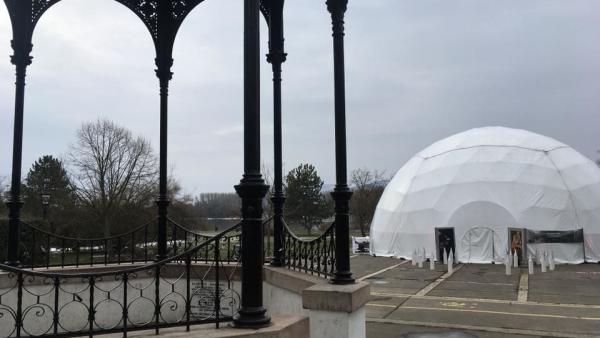 Ezt a gömbsátrat építik majd fel Békéscsabán, a Szent István téren is (fotó: facebook)