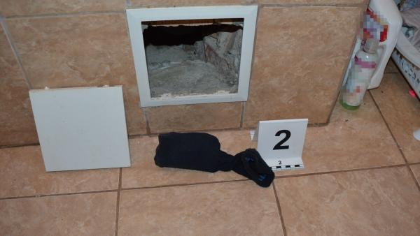 Házának fürdőszobájában rejtegettet a kábítószert a vésztői férfi (fotó: police.hu)