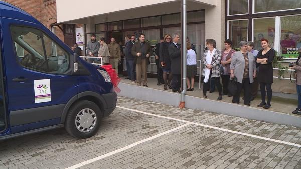 A kilencszemélyes kisbusz pénteken már munkába is állt a Mozgáskorlátozottak Békés Megyei Egyesületénél. Fotó: Kugyelka Attila