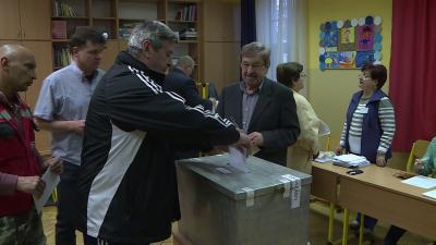 Az első szavazók már reggel hat órakor leadták voksaikat Békéscsabán is
