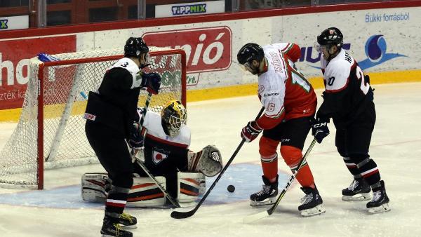 Kóger Dániel (pirosban) is sokat tehet a magyar csapat sikereiért (MTI Fotó: Vajda János)