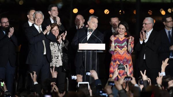 Orbán Viktor miniszterelnök, a Fidesz elnöke, a párt választási eredményváró rendezvényén a Bálna Budapest rendezvényközpontban az országgyûlési képviselő-választás napján (MTI fotó: Koszticsák Szilárd)