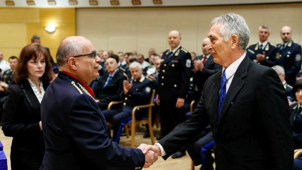 Dr. Kurucz Ferenc (j) 1998 és 2005 között volt főkapitány Békéscsabán, majd Békéscsaba jegyzőjeként is tevékenykedett