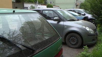 Békéscsabán még kedden is látni lehetett azt, hogy sáros foltot hagyott az autókon a hétfői kisebb eső. Fotó: Kugyelka Attila