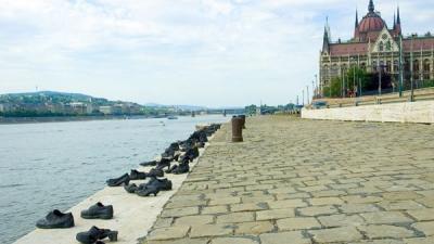 Cipők a Duna parjtán: az 1944-45 során a Nyilaskeresztes Párt pribékjei által ártatlanul a Dunába lőtt magyar zsidóknak állítottak így maradandó emléket (fotó: budapest.com) 