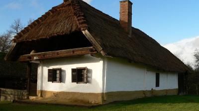 A pityerszeri skanzen egyik lakóépülete Fotó forrás: sokszinuvidek.24.hu / Wikipedia