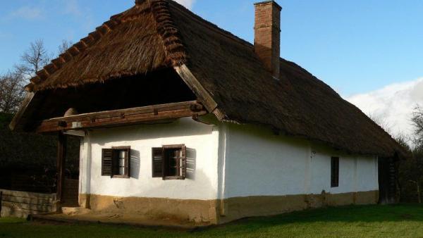 A pityerszeri skanzen egyik lakóépülete Fotó forrás: sokszinuvidek.24.hu / Wikipedia