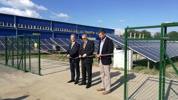 (balról) Szarvas Péter polgármester, Viczián László igazgatósági elnök és Kukla Imre kivitelező átadják a kiserőművet