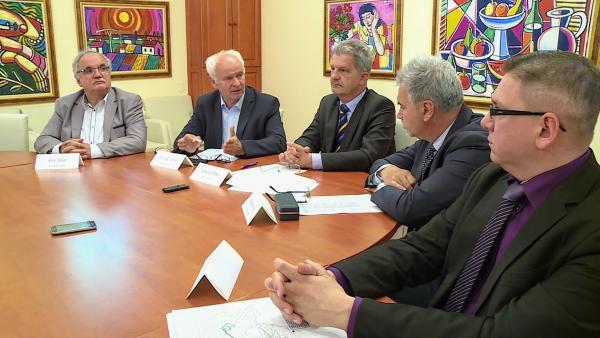 (b-j) Kiss Tibor, Herczeg Tamás, Szarvas Péter, Nagy Ferenc és Borbola István a beruházásokat részletező sajtótájékoztatón 2018.05.15.-én. Fotó: Ujházi György