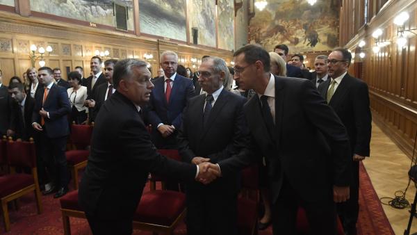 Budapest, 2018. május 22.
Orbán Viktor miniszterelnök (b) és Varga Mihály pénzügyminiszter kezet fog, középen Pintér Sándor belügyminiszter, hátul Trócsányi László igazságügyi miniszter az államtitkári kinevezések átadásán az Országházban 2018. május 22-é