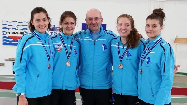 A kupagyőztes lányok, Szabó Réka, Petri Renáta, Dékány Kinga és Kazár Dóra (balról jobbra) és a mester, Galli Zsolt (Fotó: AVA)