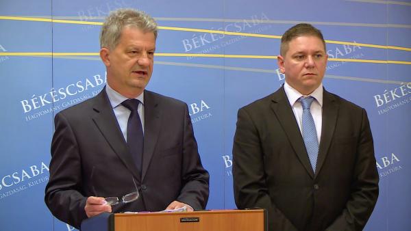 Szarvas Péter polgármester és Borbola István fejlesztési tanácsadó 2018.05.25.-én, a májusi közgyűlést értékelő sajtótájákoztatón. Fotó: Barna Tamás