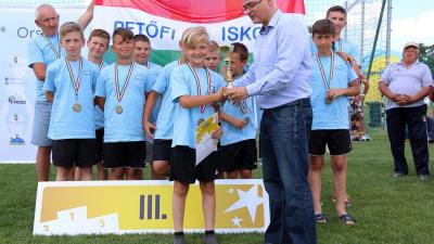 A Petőfi utcai általános iskolások csapata a harmadik helyet szerezte meg, a díjat Kormos Mihálytól vették át. Fotó:  Diákolimpiai Szövetség