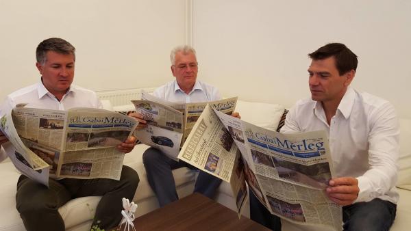 Bíró Csaba, dr. Ferenczi Attila és Miklós Attila a Szempont felvétele után lapozott bele a Csabai Mérlegbe