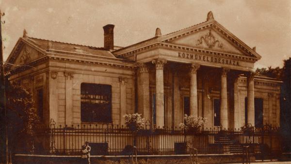 A Wagnerék által tervezett és épített Közművelődés Háza egy korabeli fényképen
