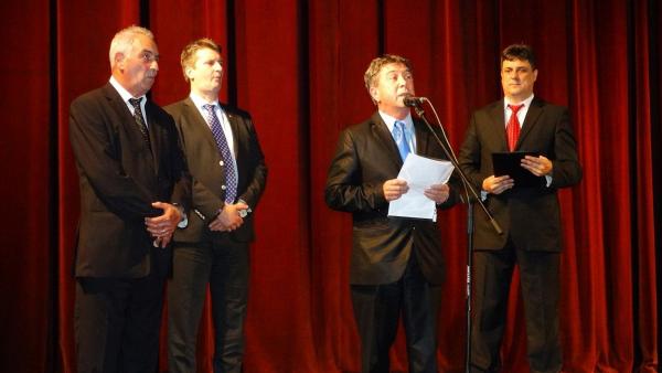 Takács Péter (a mikrofonnál) az aradi színházban tartott ünnepségen