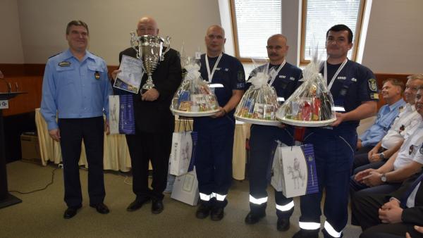 A képen balról jobbra: dr. Urbán Zoltán r. dandártábornok, a
Jász-Nagykun-Szolnok Megyei Rendőr-főkapitányság vezetője, Wéber
Károly r. alezredes, a Békés Megyei Rendőr-főkapitányság
Bűnügyi-technikai Osztályának vezetője és a Békés megyei csapat,
Bróda S