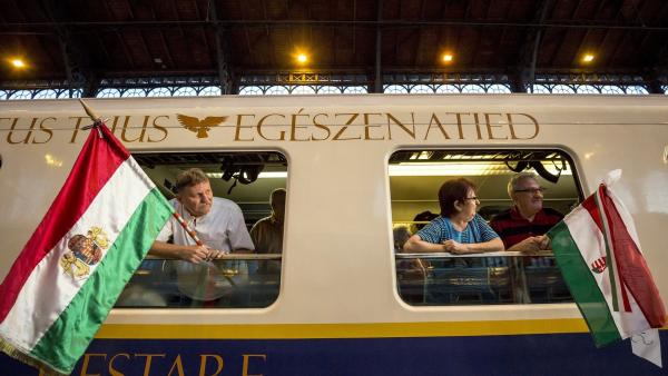 Utasok a csíksomlyói búcsúba induló Boldogasszony zarándokvonaton a Nyugati pályaudvaron (MTI fotó: Mohai Balázs)