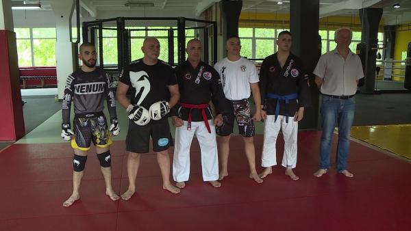 Herczeg Tamás, országgyűlési képviselő köszöntötte a Kempo Világbajnokságon dobogón végzett békéscsabaiakat, majd kesztyűt ragadott és maga is kipróbálta a sportágat. Fotó: Kugyelka Attila