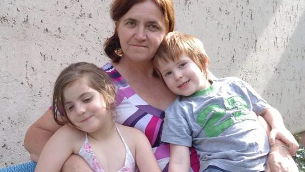 Pálma két gyermekével a sok közül, Sárával és Misivel