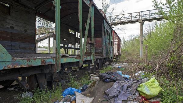 Budapest, 2015. április 21.
Vasúti kocsi roncsa egy illegális szeméttelep közelében, Budapest XIV. kerületében, a Rákospatak utcában 2015. április 19-én. 
MTI Fotó: Lakatos Péter