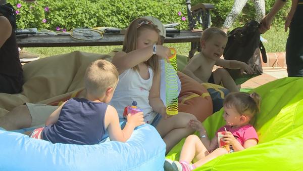 Civilek és családok a Főtéren – május 1-én rendezték meg a XVIII. Civil Kulturális Börzét Békéscsabán. Fotó: Barna Tamás