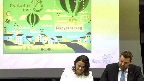 Bemutatták az ötvenforintos érme emlékváltozatát, a tízezer forint névértékű ezüst és a kétezer forint névértékű színesfém emlékérmét, valamint az alkalmi bélyegblokkot. Fotó: MTI / Bruzák Noémi