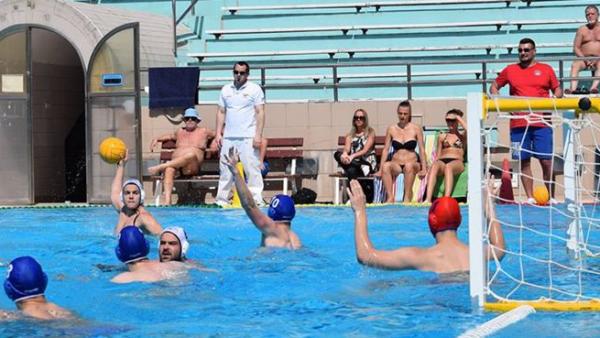 A még junior korú Tifrea Ovidiu célozza meg a kaput, aki nem mellesleg kétszer eredményesnek bizonyult. Fotó: csabapolo.hu