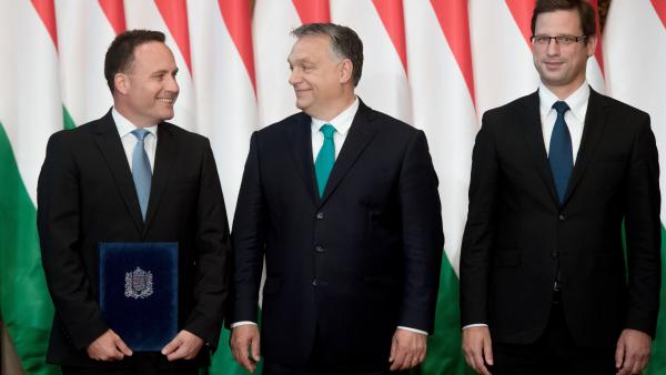 Dr. Takács Árpád kormánymegbízott (b), miután átvette a kinevezési okmányt Orbán Viktor miniszterelnöktől a Parlament Vadásztermében. Mellettük Gulyás Gergely, a Miniszterelnökséget vezető miniszter (j) (MTI fotó: Koszticsák Szilárd)