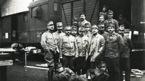 Katonai autóműhely vonata Galiciában, Rzezov. Fotó: Fortepan