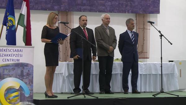 Pedagógusnap alkalmából köszöntötték a Békéscsabai Szakképzési Centrum tanárait. Fotó: Ujházi György