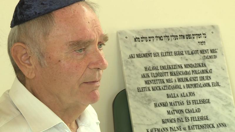 Bemutatták azt az emléktáblát, amelyet június 24-én avatnak fel a zsidó mentő családok tiszteletére. Fotó: Fazekas Róbert
