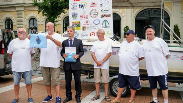 Az expedíció tagjait Szarvas Péter polgármester indította el. Fotó: V.D.