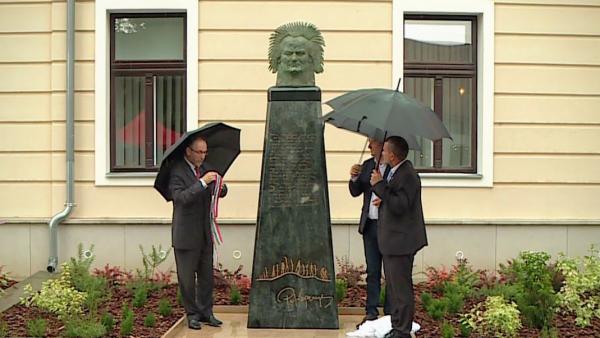 Fekete Péter, Dankó Béla és Ribárszki Péter közösen leplezték le az első, Kepenyes által készített szobrot, amelyet magyar közterületen állítottak fel. Fotó: Kugyelka Attila