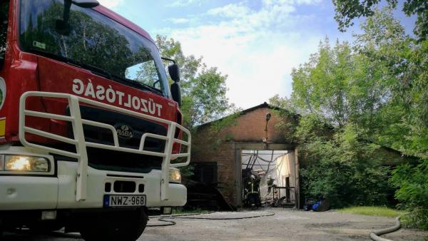 Tűz ütött ki Szarvason egy raktárépületben. Fotó: Zs.A.