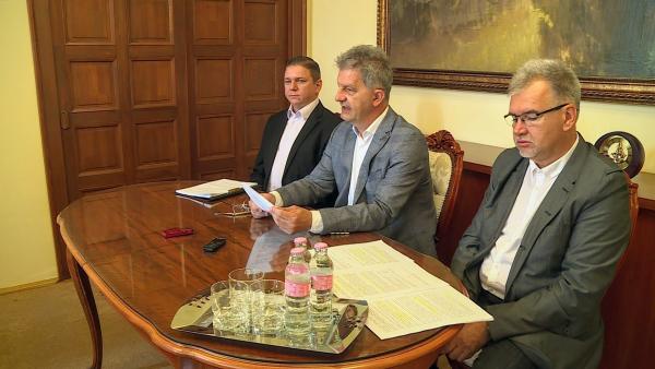 Borbola István fejlesztési tanácsadó, Szarvas Péter polgármester és Nagy Ferenc alpolgármester. Fotó: Tóth Áron