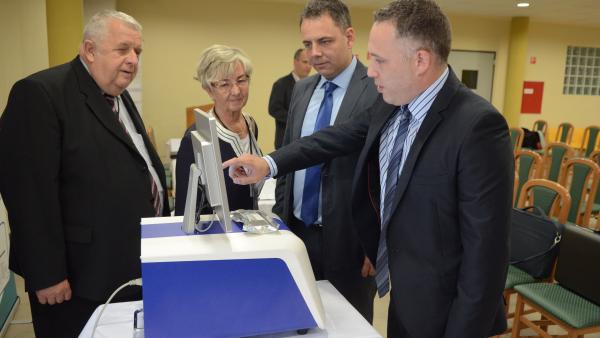 Dr. Ruttkay M. Géza, a TEST-VÉR Egészségpénztár igazgatótanácsának elnöke, Rigó Ferencné, a pénztár irodavezetője, dr. Duray Gergő, az Orosházi Kórház főigazgatója és dr. Hegedűs Attila a kórház Aneszteziológiai és Intenzív Terápiás Osztályának szakorvosa