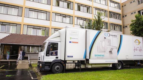 Az eszközt szállító kamion az Orosházi Kórháznál. Fotó: Orosházi Kórház/Melega Krisztián