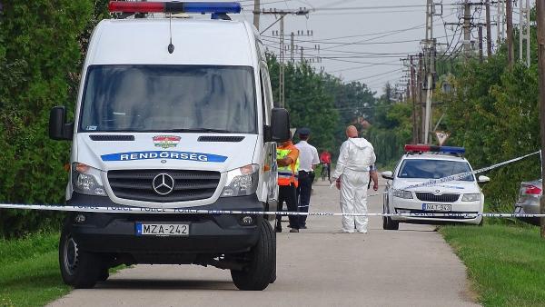 Bűnügyi helyszínelők dolgoznak Almáskamaráson (MTI Fotó: Donka Ferenc)