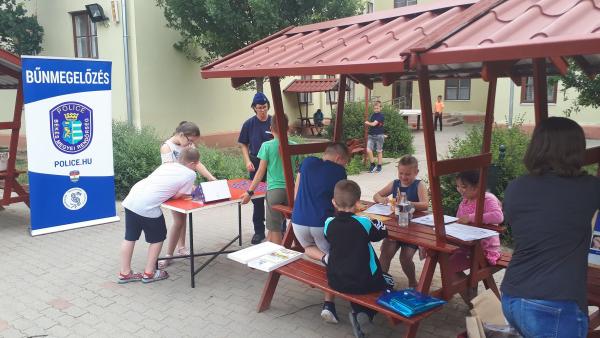 Rendőrök a táborokban. Fotó: police.hu