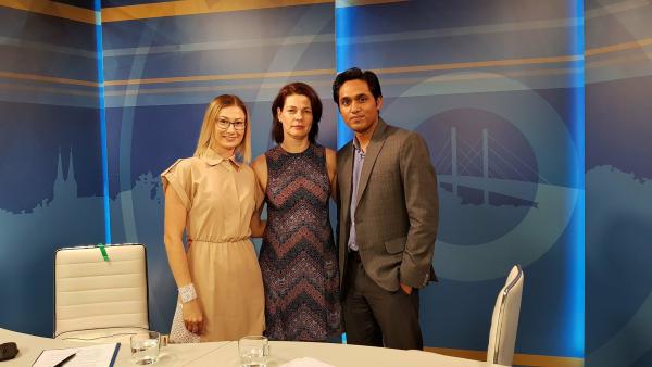 Szabó Rita, a 7.Tv műsorvezetője, Lenkefi Mónika, az Ízisz Jóga Stúdió vezetője és Amrendra Kumar Jha, India nagykövetségének hivatali képviselője