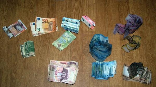 Pénzt is találtak a rendőrök. Fotó: police.hu