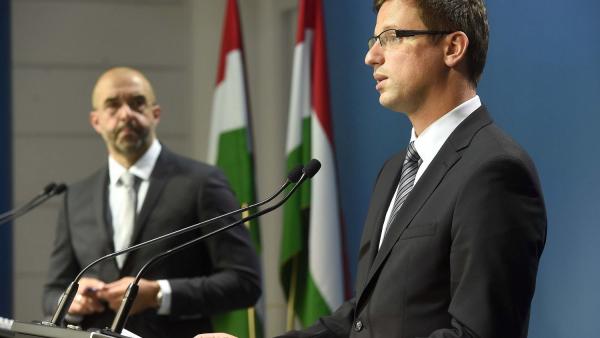 Gulyás Gergely, a Miniszterelnökséget vezető miniszter (j) a Kormányinfón, mellette Kovács Zoltán kormányszóvivő (MTI fotó: Bruzák Noémi)