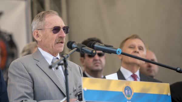 Baja, 2018. június 23.
Pintér Sándor belügyminiszter beszédet mond a XXIV. Országos Polgárõr Nap és VII. Országos Polgárõr Lovas Szemle megnyitóján a bajai Petfõi-szigeten 2018. június 23-án.
MTI Fotó: Sóki Tamás